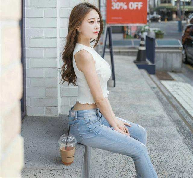 意气风发的牛仔裤，突显一双大长腿，秀出青春活力范