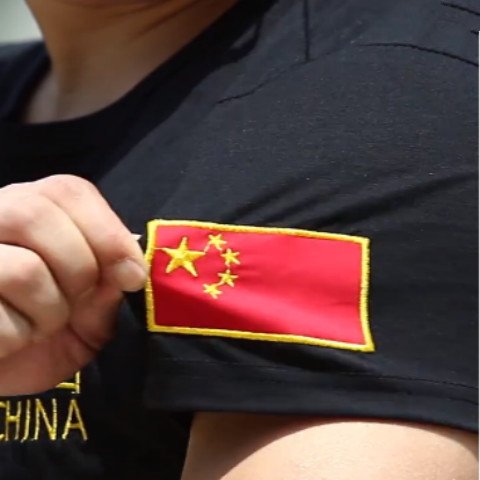 八一建军节将至!退伍老兵纷纷换上改良式“军装”，照样英挺峻拔