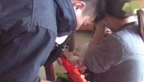  救援|家长警惕！同安小女孩手指被卡，竟是玩具惹的祸！消防员现场巧妙救援→
