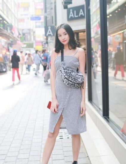  白鞋■街拍：小姐姐一身黑色的套装用红色来点缀，搭配小白鞋，非常时尚