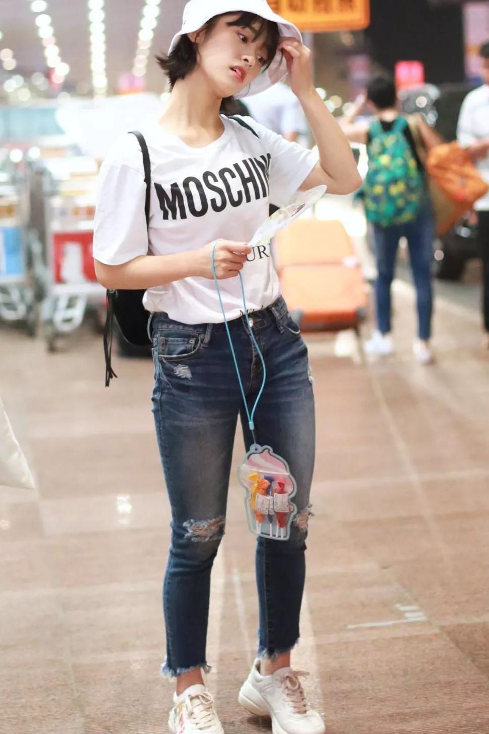 窦靖童周迅忘年交同框,同款搪瓷杯要不要来一只?