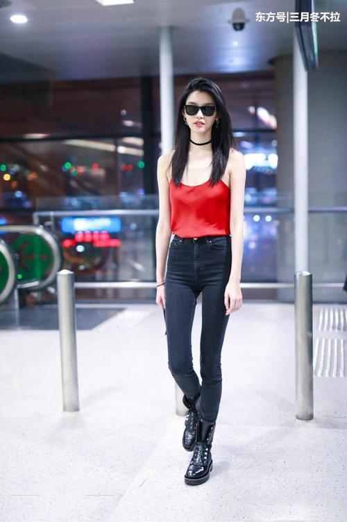 出街奚梦瑶让网友大饱眼福，小吊带红背心好嫉妒这样的性感身姿啊
