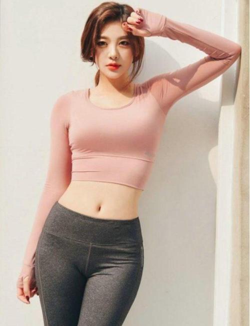 身材精致的小姐姐穿紧身打底裤，凸显女人味，美得令人窒息！