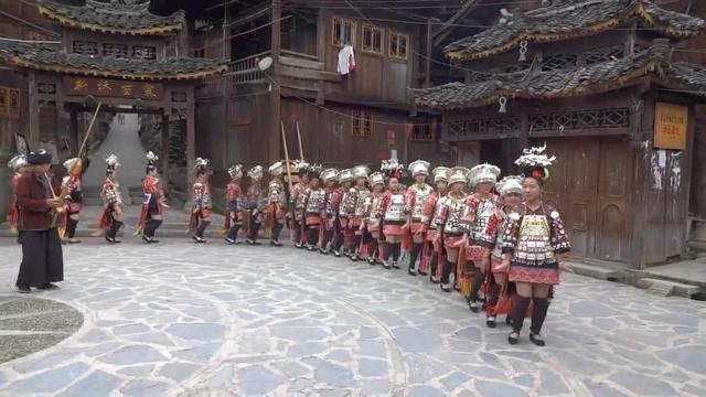 中国最性感的民族，可有个民族的女生，几千年来竟然都是穿的短裙