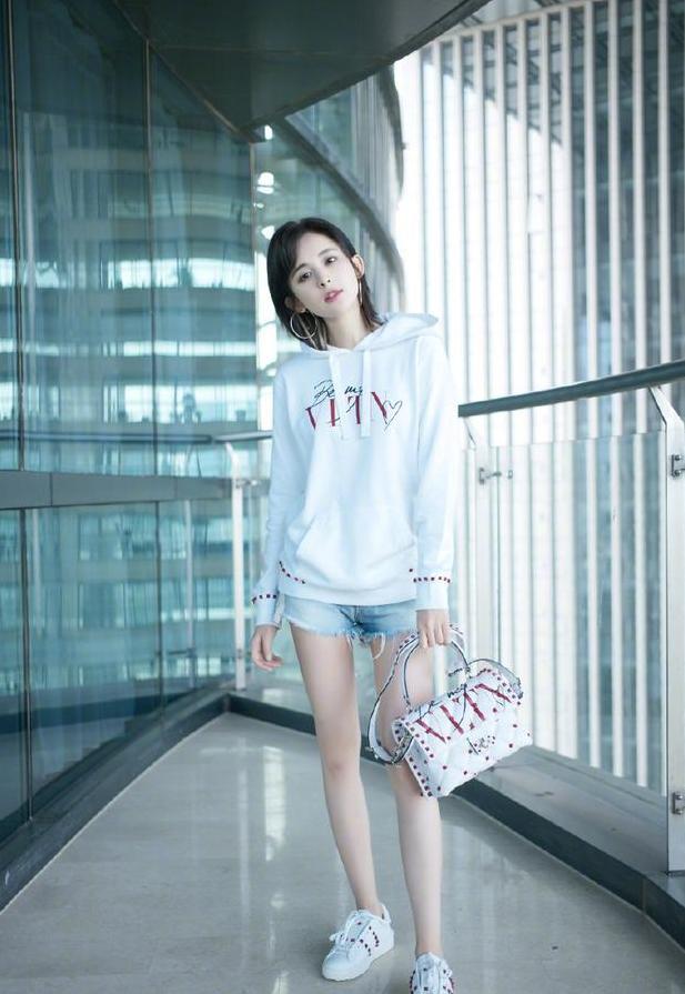 “国民腿精”是李溪芮?娜扎不服,靠双平底鞋凹出大长腿!