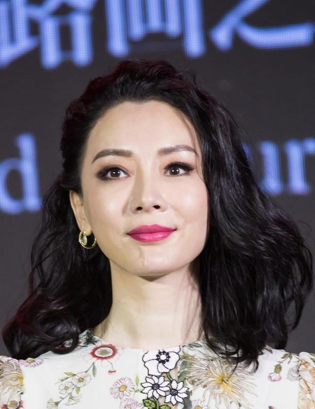  纹路：“陈数”怪不得能常上热搜榜，穿印花连衣裙配纹路卷头发