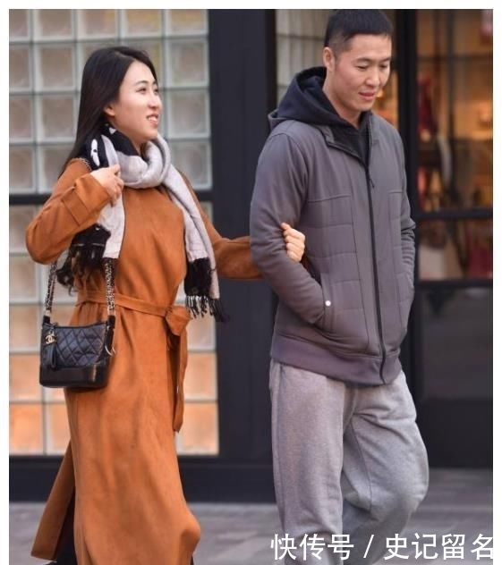 【白皙】街拍:皮肤白皙的小姐姐,一件黑色上衣配黑色短裙,时尚魅力迷人