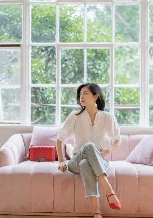  『十足』三木女神范十足，白衬衫搭配牛仔裤高级大气，贵气感十足
