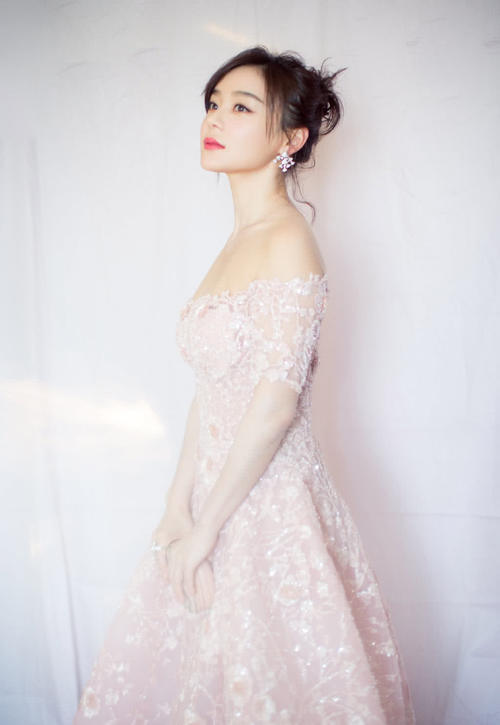 袁姗姗古装挑战白素贞,白衣飘飘仙气十足,却有人嘲讽:蹭热度?