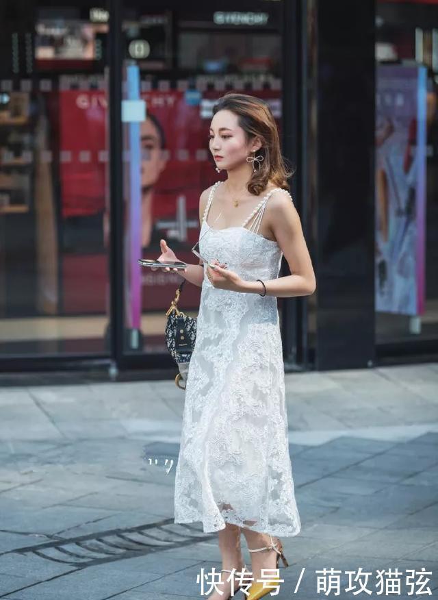  「身上穿着一」美女搭配一双尖头高跟鞋，展示出优雅的小腿部分，让她显高又显瘦