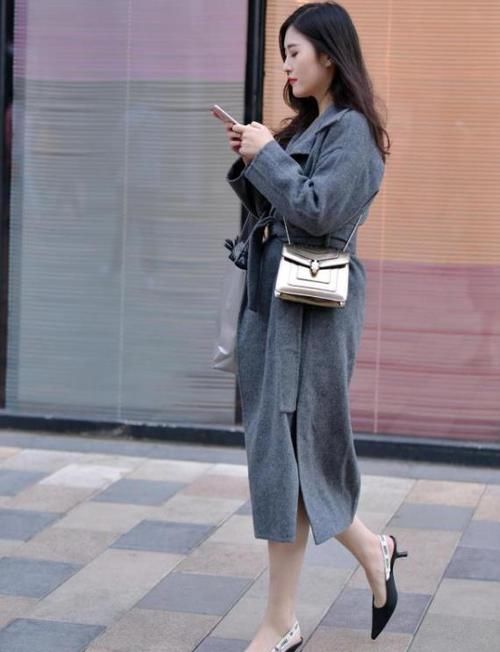  『碎花』街拍：秀丽端庄的美女，一条玫红色的碎花连衣裙，时尚优雅女神范