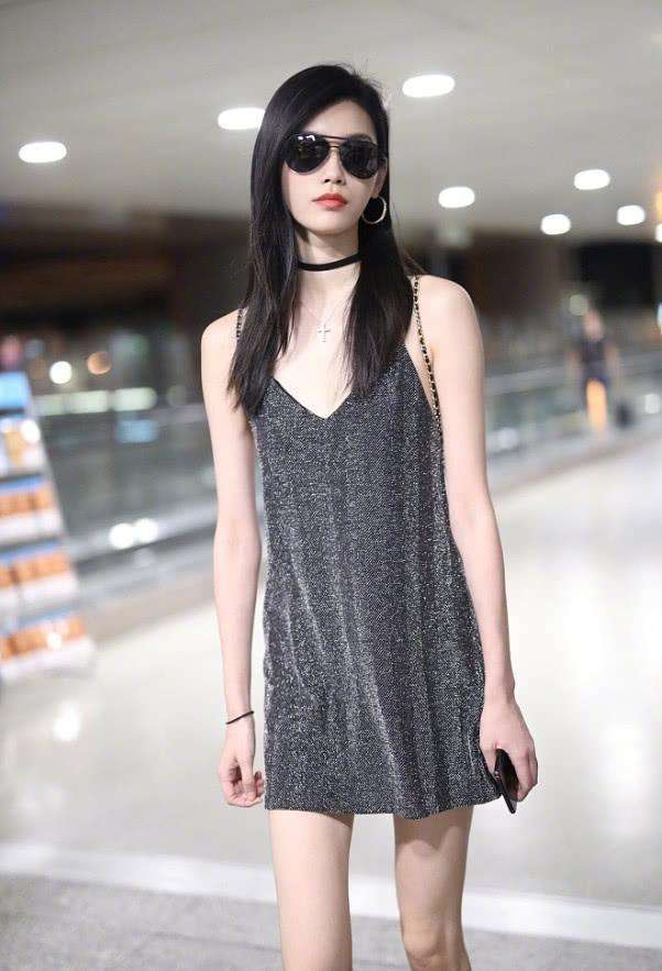 奚梦瑶这衣服缩水的太严重了吧, 确定不是偷穿小学生的衣服?