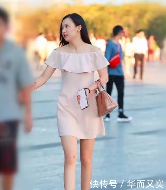 【 美女】一条白色的连衣裙，时尚女神风采迷人，街拍：肤如凝脂的美女