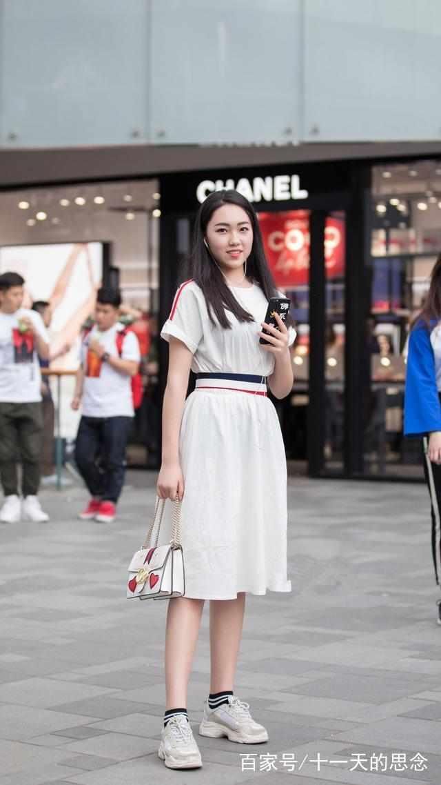 街拍：图1格子短裙，图2低胸蕾丝连衣裙，图3眼神撩人心弦！