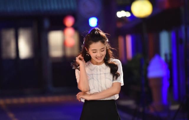 29岁张含韵太潮了！长裤外面还套半身裙，网友：时尚圈的人太难懂