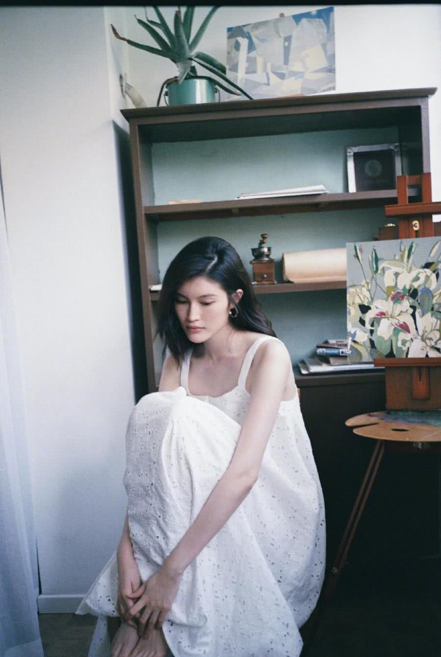 不愧是维密超模，何穗吊带睡裙也敢出镜，裙子上还全是“洞”