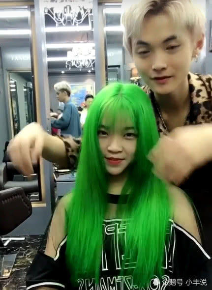 黄发小姐姐想换个比较吸睛的发色，做完后自己都楞了，网友：这下