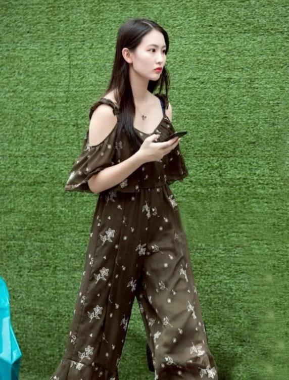  「美女」美女街拍：热裤小姐姐，展现出窈窕的身姿，时尚又亮眼！