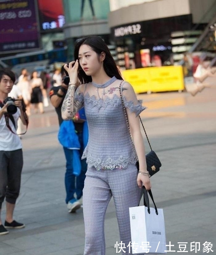 身穿■摄影身穿蕾丝上衣的小姐姐,身上纹身让人亮眼