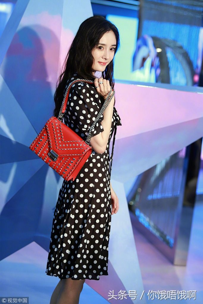 看杨幂和周笔畅脚上的高跟鞋 就知道谁的品味更好 周笔畅输在鞋子