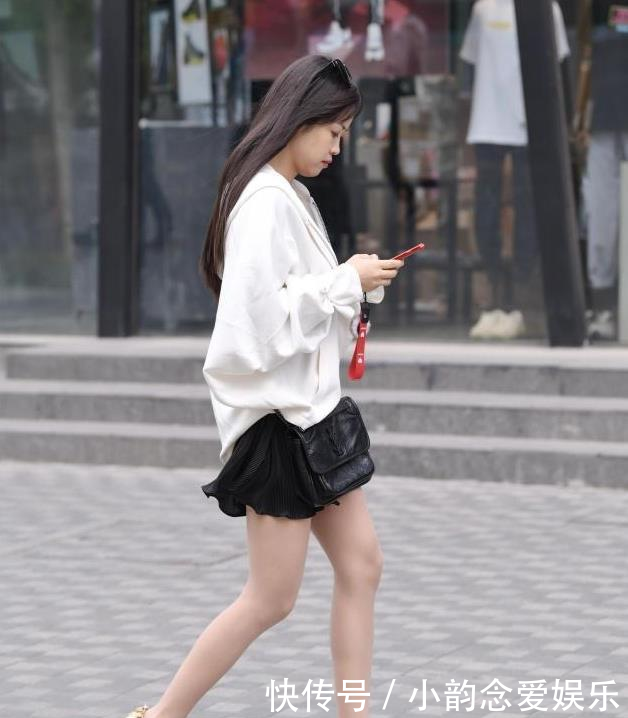 『若无其事』街拍穿搭:有时候,转身离开要好过假装若无其事的坚持!