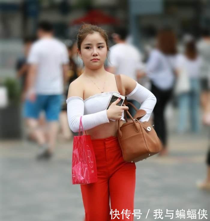 街拍 性感少妇展现曼妙身姿, 玲珑有致十分惹火!