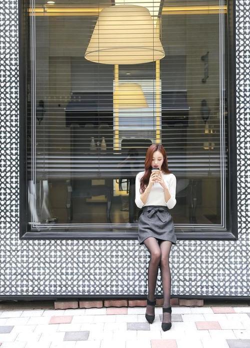 街拍 高跟鞋短裙美女，黑丝更有气质！