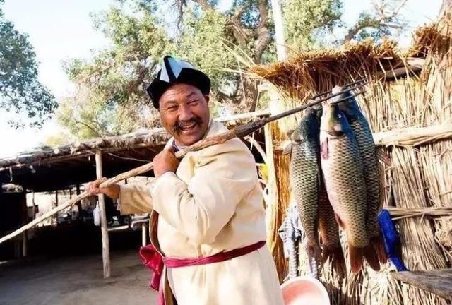 中国这个古老的村落位于沙漠，以捕鱼为生，保持着原始的生活习惯
