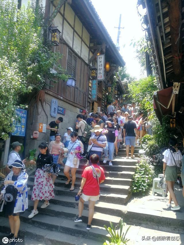 七月重庆旅游必备物品清单(重庆旅游带的必需品)(图2) 重庆网红景点磁器口古镇,游客冒着酷热