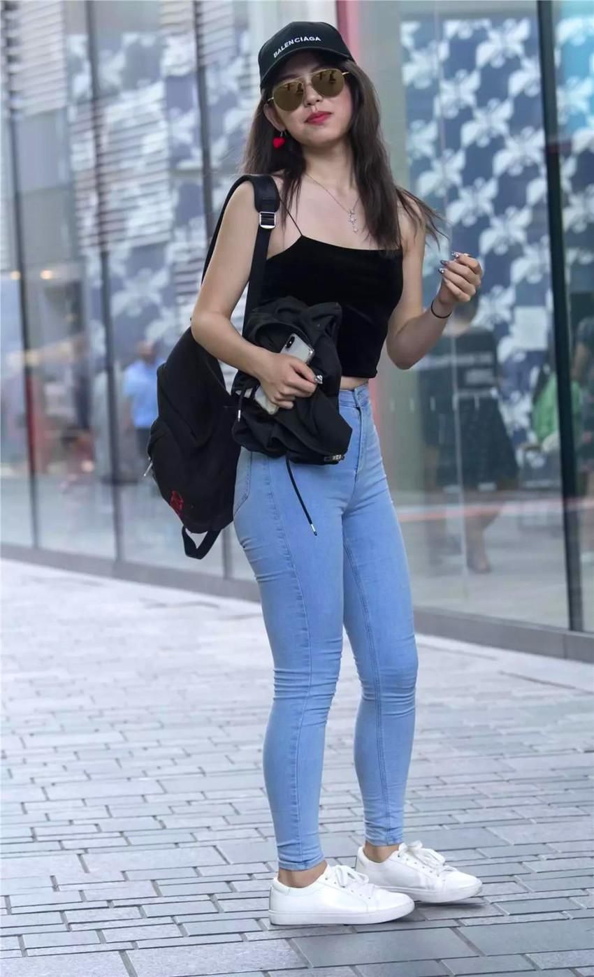 街拍:图1短发少女，穿短裙秀长腿，图2墨镜美女，修身裤秀身材