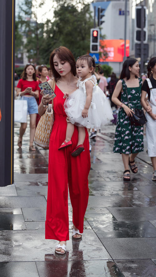 路人街拍，辣妈穿着时尚，身材高挑，不输妙龄小姐姐！