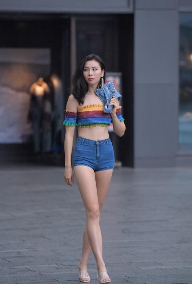  #喜欢#街拍：明明喜欢的是你，却在你面前开着你和别人的玩笑