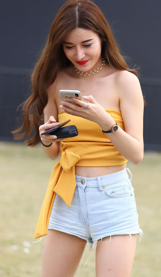 熟女少妇穿黄色裹胸搭配热裤展示丰腴身材