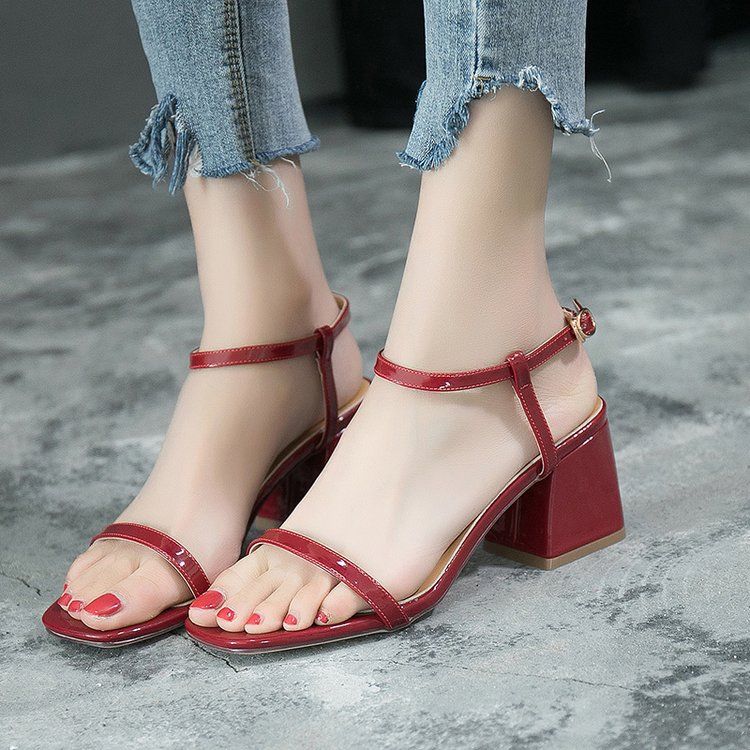 去夜店，女人都穿性感的鱼嘴高跟鞋，微露脚趾，双腿修长真撩人