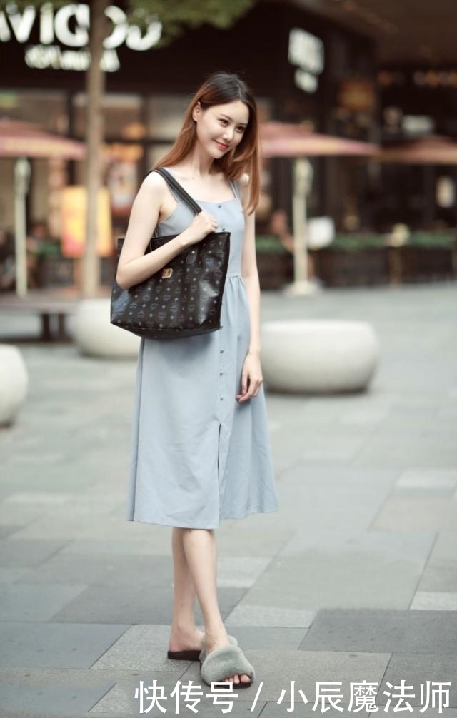 美女|路人街拍,靓女穿着A字型款式的吊带裙,轻盈又大方