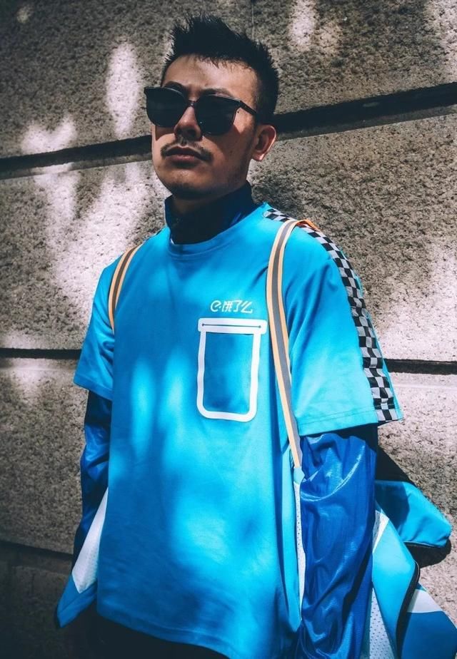 饿了么又出新设计，外卖小哥都穿得比我潮！