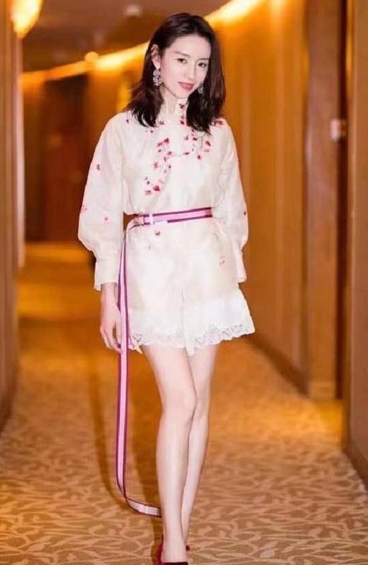 董洁“素颜”现身机场, 白色T恤搭配蓝色运动裤尽显干练清爽