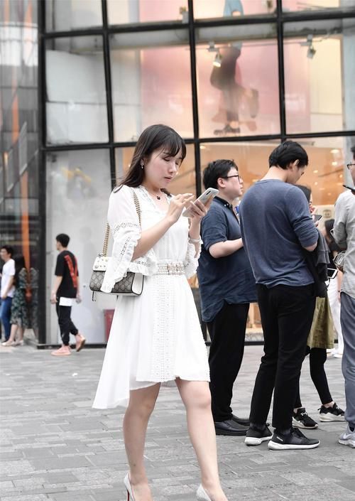 『显得』街拍：小姐姐身穿淡蓝色长裙，气质显得清新又冷艳
