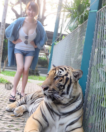 身材曼妙的牛仔裤美女，魅力十足，尽显年轻人的风采