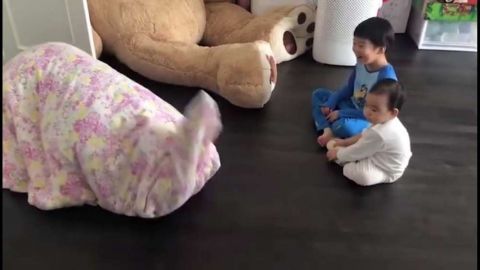  『孩子们』吴京赤脚扮恐龙逗俩儿子开心，棒棒糖缩着脖子吓一跳，老父亲带娃太难了