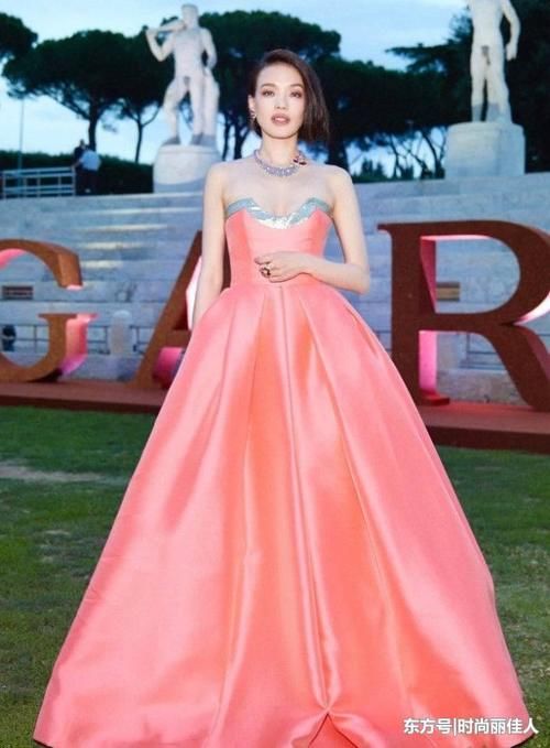 舒淇有多性感？穿上粉色裹胸裙，在一众欧美超模中惊艳四座！