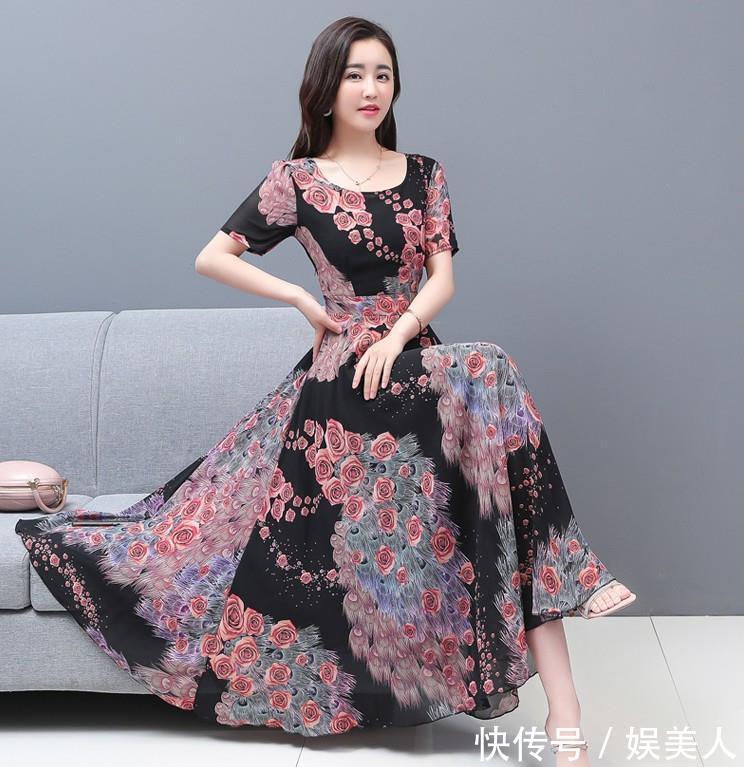 【气质】玫瑰印花复古连衣裙如何搭配?大裙摆+不对称点缀,彰显温婉气质