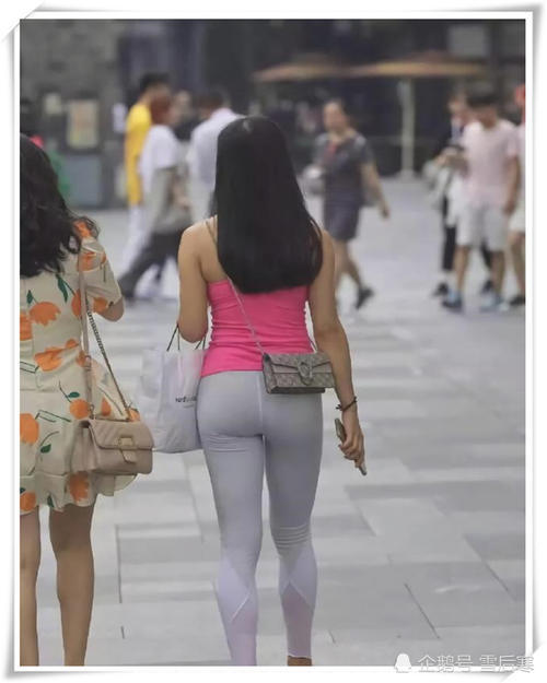 微胖少妇紧身裤包裹丰满臀部，和闺蜜上街笑靥如花美极了