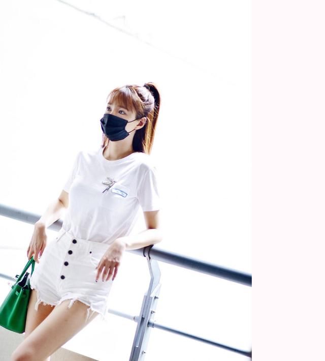 沈梦辰戴着口罩出街 网友隔空喊话：遮住了半脸依旧撩人
