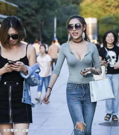 街拍: 身材“有料”, 确定是这衣质量不好才被撑破的?