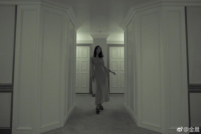 金晨穿优雅妖娆长裙秀小性感 玲珑身姿若隐若现