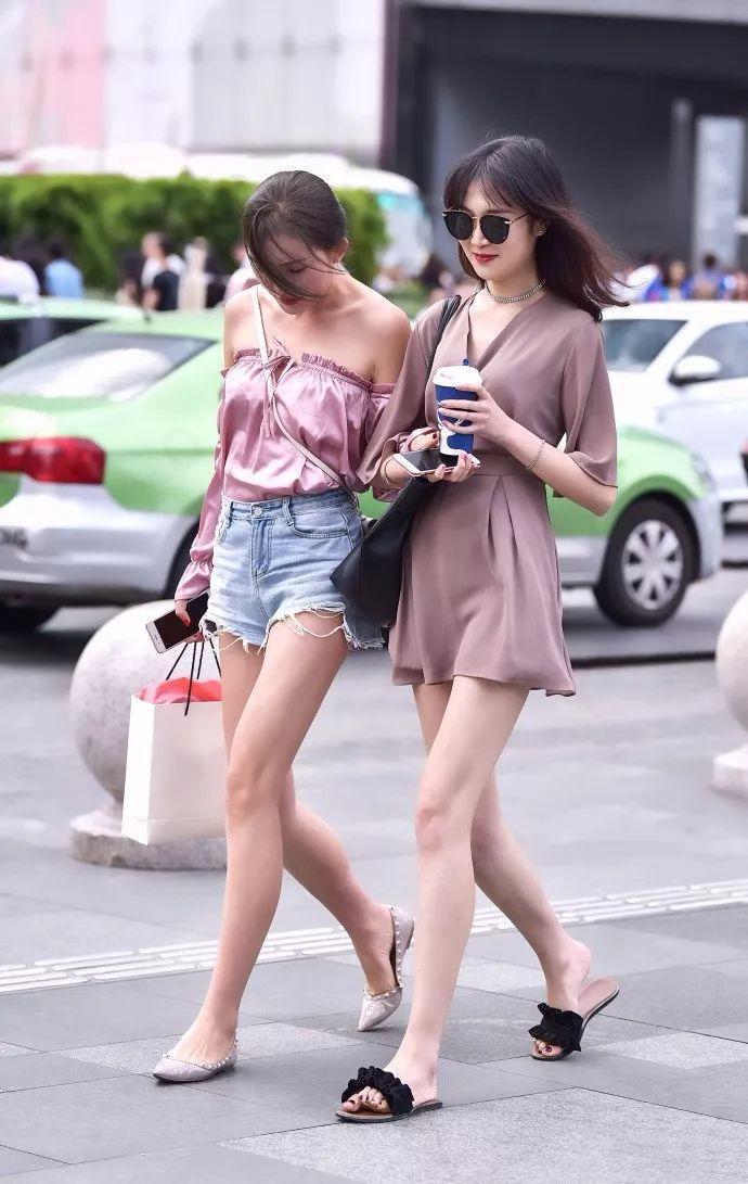 长得好看又有气质的俏丽迷人美女，已经沉迷的爱上这座城市