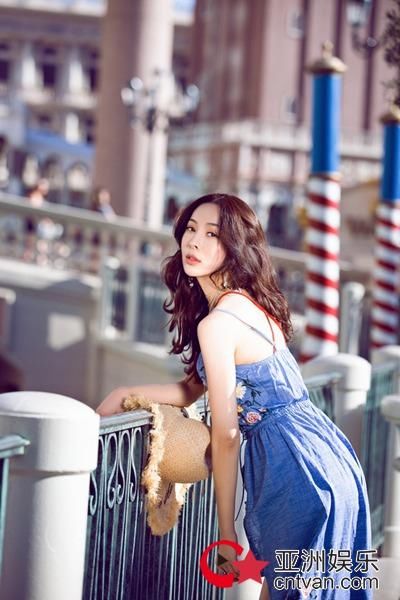 向心狙击！童苡萱最in潮搭尽显撩人魅力