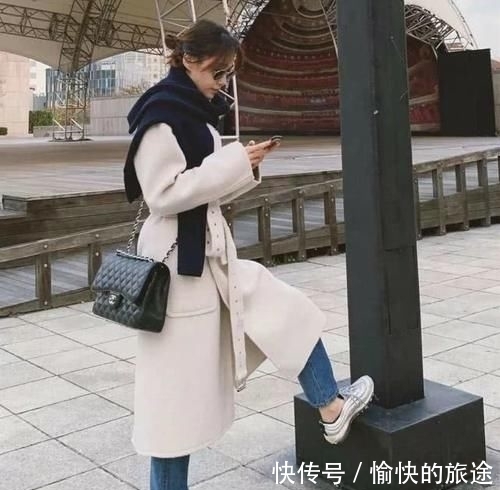 『穿着厚实』穿呢子大衣的你,包包是怎么选的学会这几点,背包时髦不麻烦