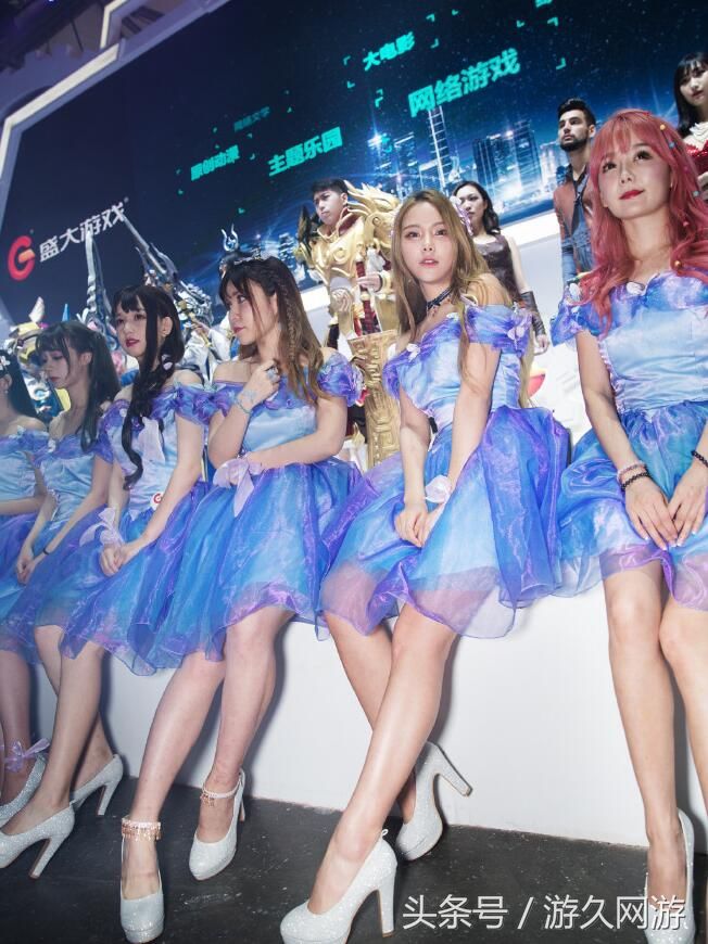 40度高温天气还去逛CJ展会的 除了游戏周边之外还有一排排美女